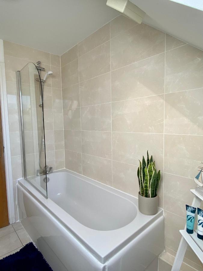 Swanage Holiday Penthouse Apartment, Moments From Beach And Town, On Site Parking, Fast Wifi, Sleeps Up To 6, Rated Exceptional 外观 照片